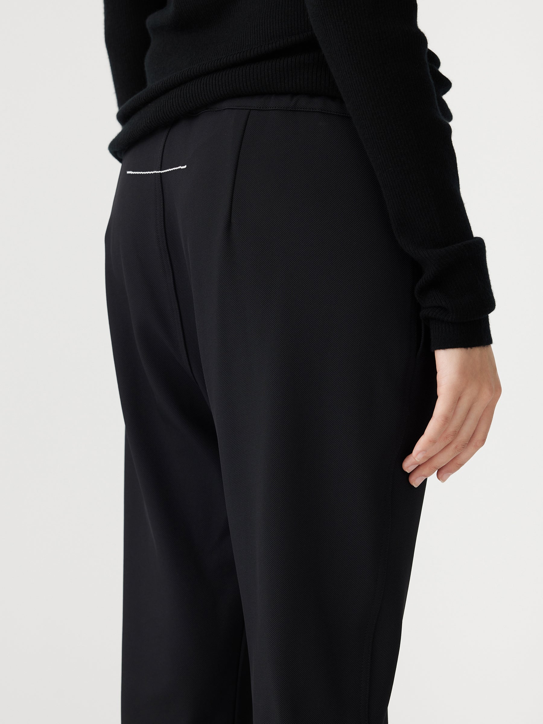 stretch twill tapered pant in black