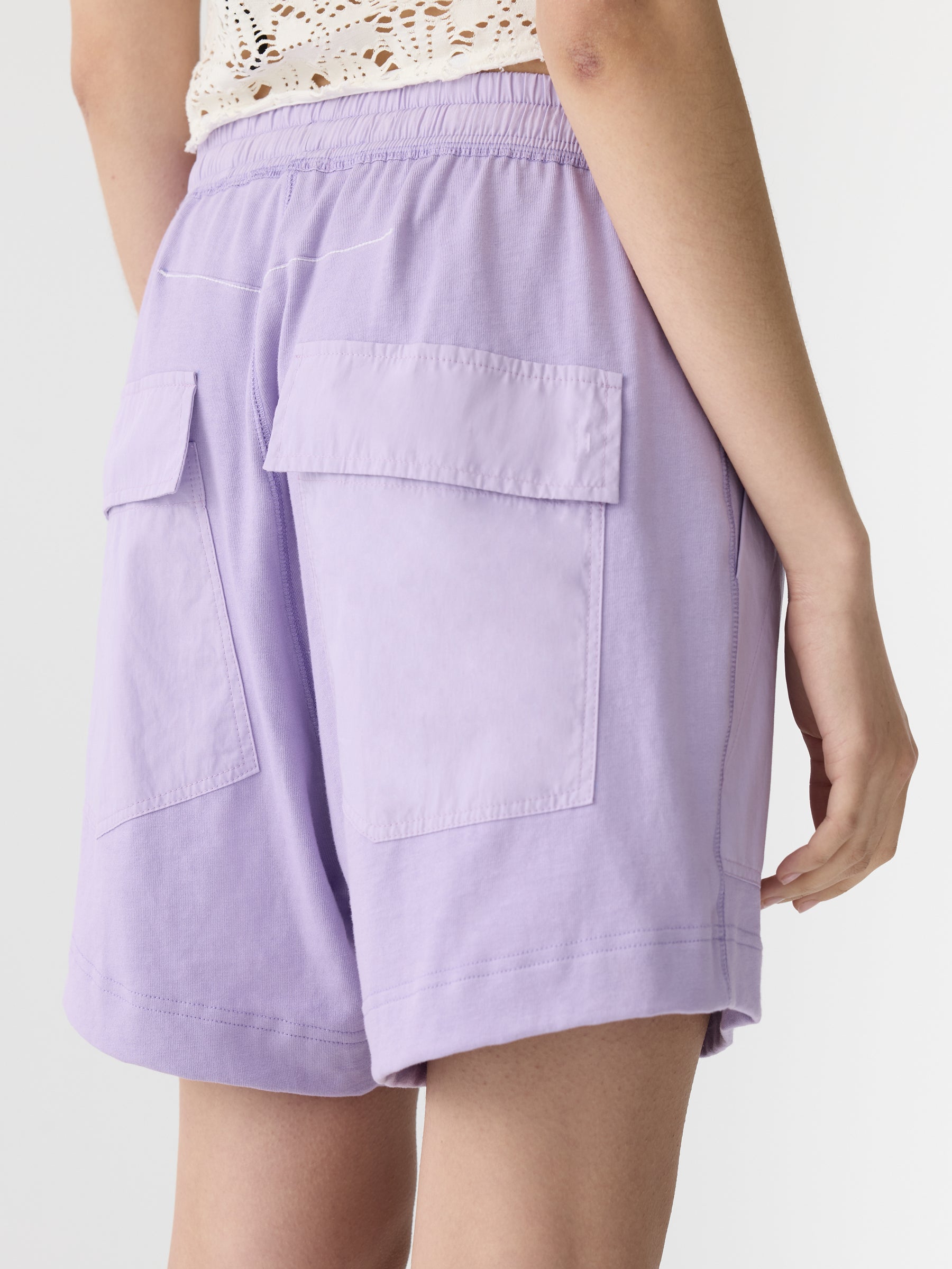 contrast pocket detail short